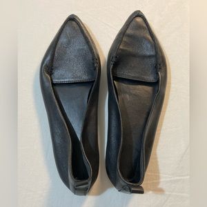 Aldo leather women’s flats size 9, pre-owned like new condition
